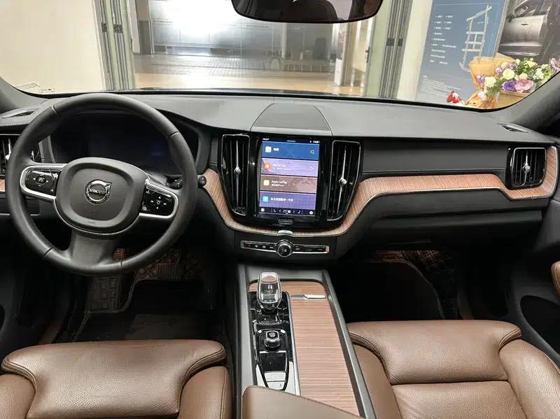 2025 Volvo XC60 B5 AWD Inscription Luxury Edition — миниатюра 8