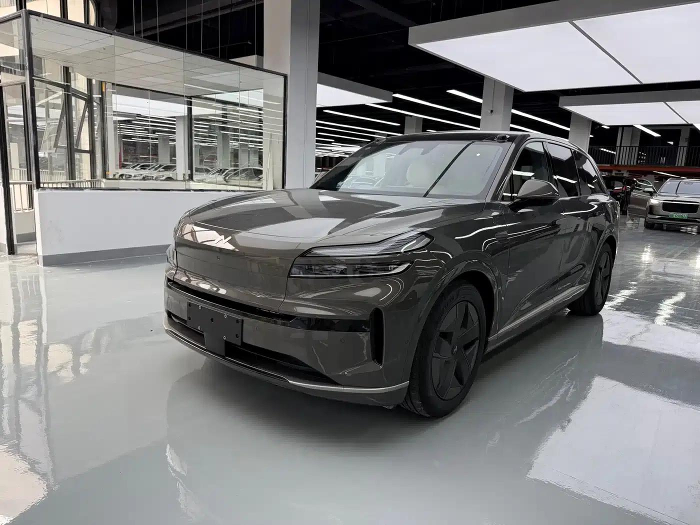 2025 Chevrolet L90 Ultra 7-Seater — миниатюра 1