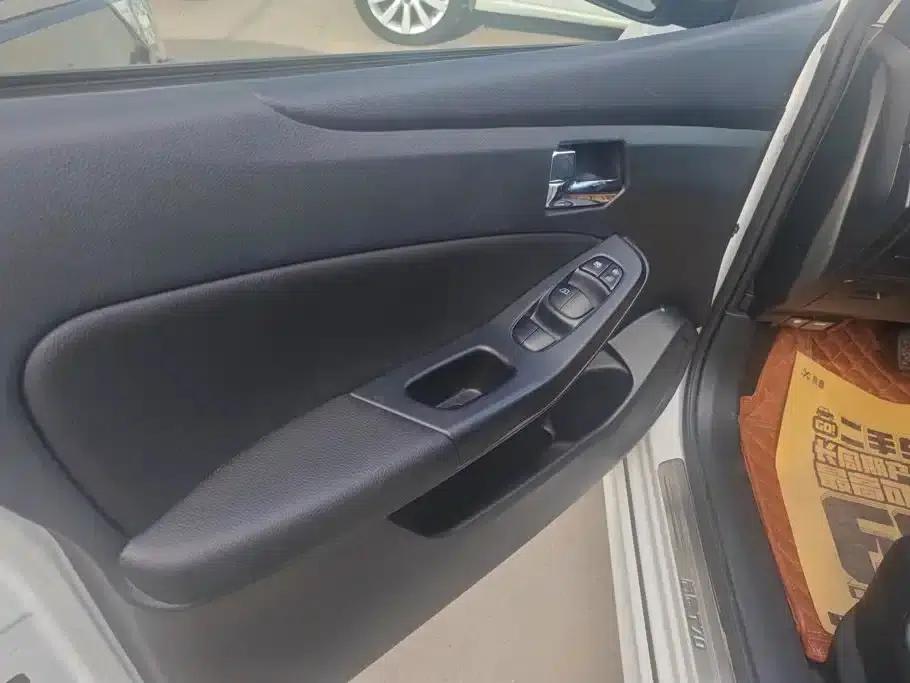 Venucia T70 2016 2.0L CVT Smart Edition — миниатюра 7