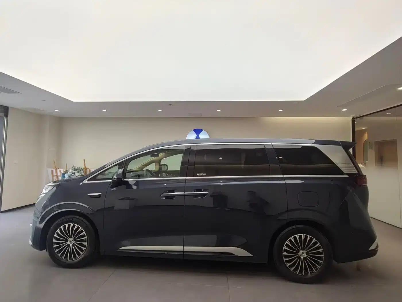 Denza D9 2025 DM-i Smart Driving Edition 1020 AWD Flagship Model — миниатюра 2
