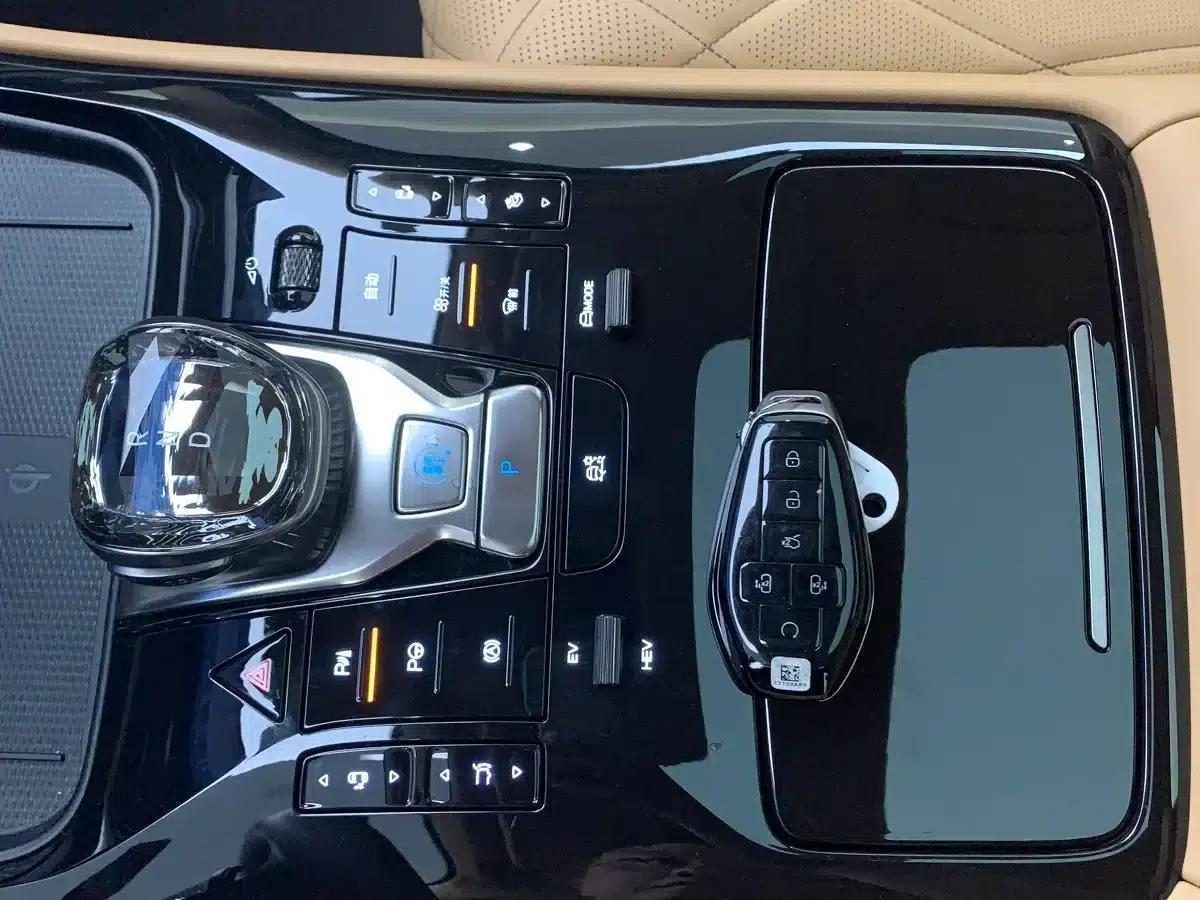 Denza D9 2025 DM-i Smart Driving Edition 1020 AWD Flagship Model — миниатюра 36