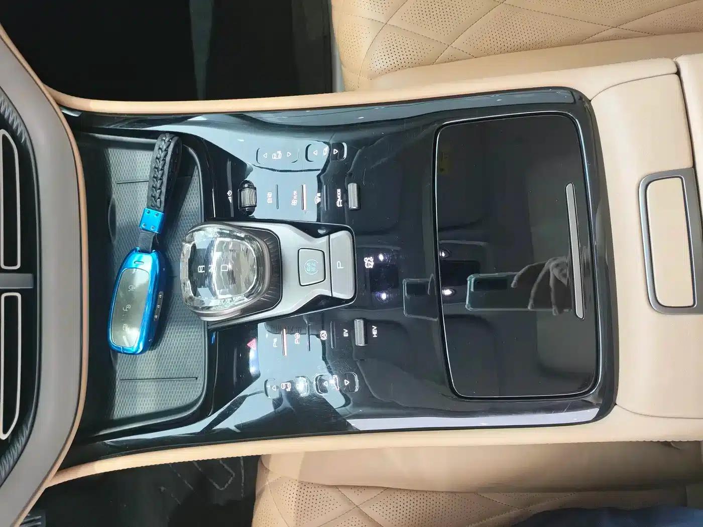 Denza D9 2022 DM-i 970 AWD Flagship Edition — миниатюра 13