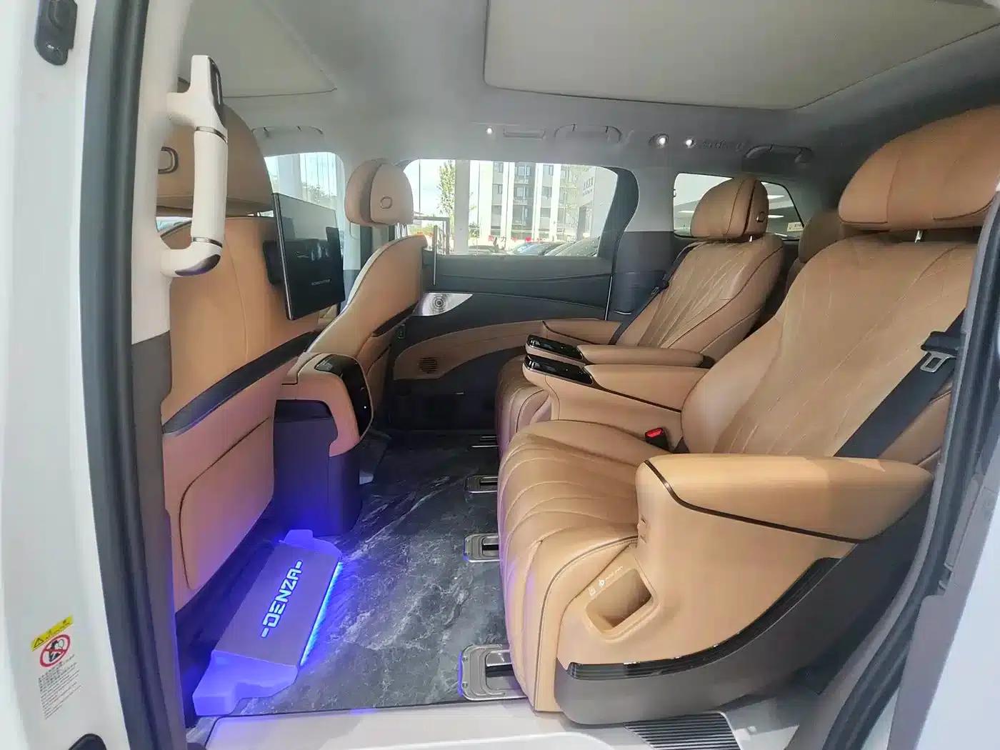 Denza D9 2022 DM-i 970 AWD Flagship Edition — миниатюра 10