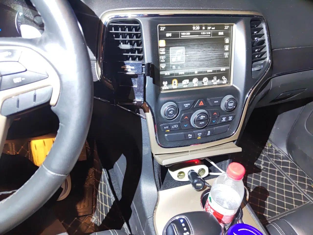 Jeep Grand Cherokee 2014 3.0L Comfort Navigation Edition — миниатюра 13