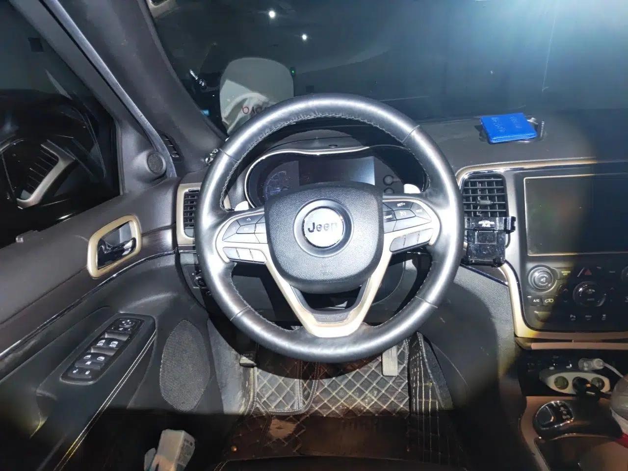 Jeep Grand Cherokee 2014 3.0L Comfort Navigation Edition — миниатюра 10