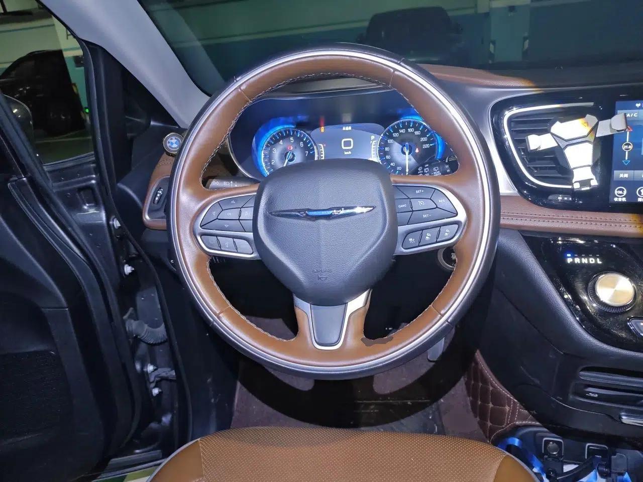 Chrysler Grand Voyager 2017 3.6L Premium Edition — миниатюра 10