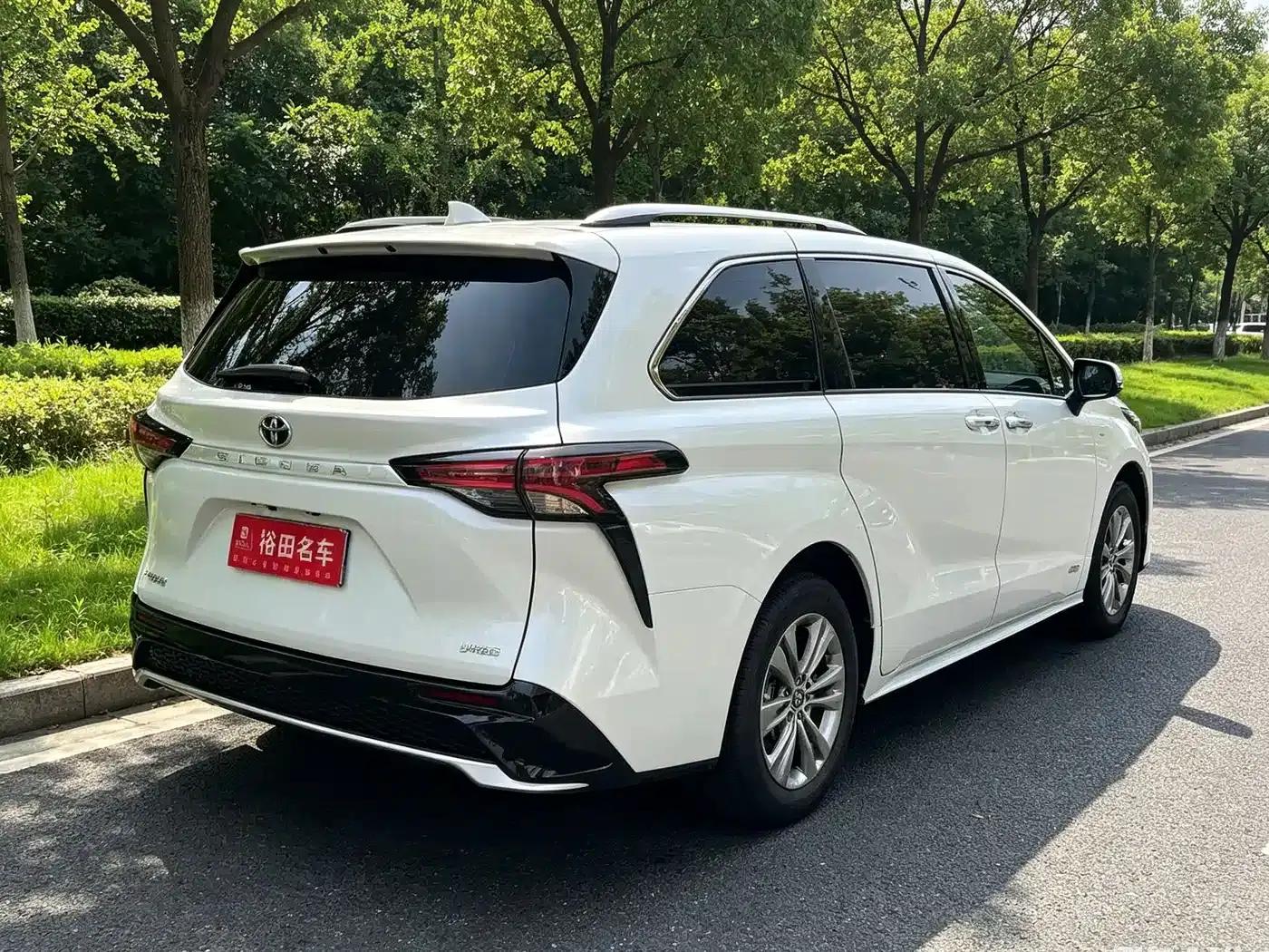 2024 Sienna 2.5L Hybrid Comfort Edition — миниатюра 3