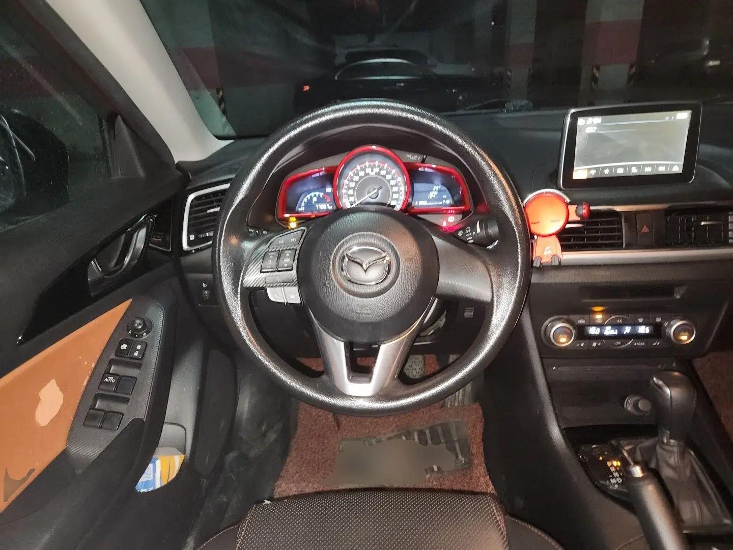 Mazda 3 Axela 2016 Sedan 1.5L Automatic Luxury Model — миниатюра 10