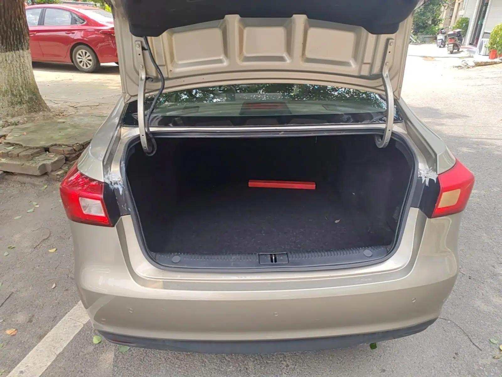 Roewe 360 2016 1.5L Manual Smart Screen Version — миниатюра 22