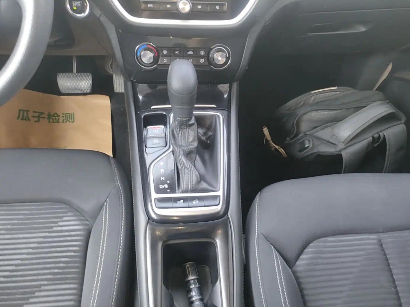 Roewe RX3 2020 1.6L CVT 4G Connected Ultra-Fun Elite Edition — миниатюра 16
