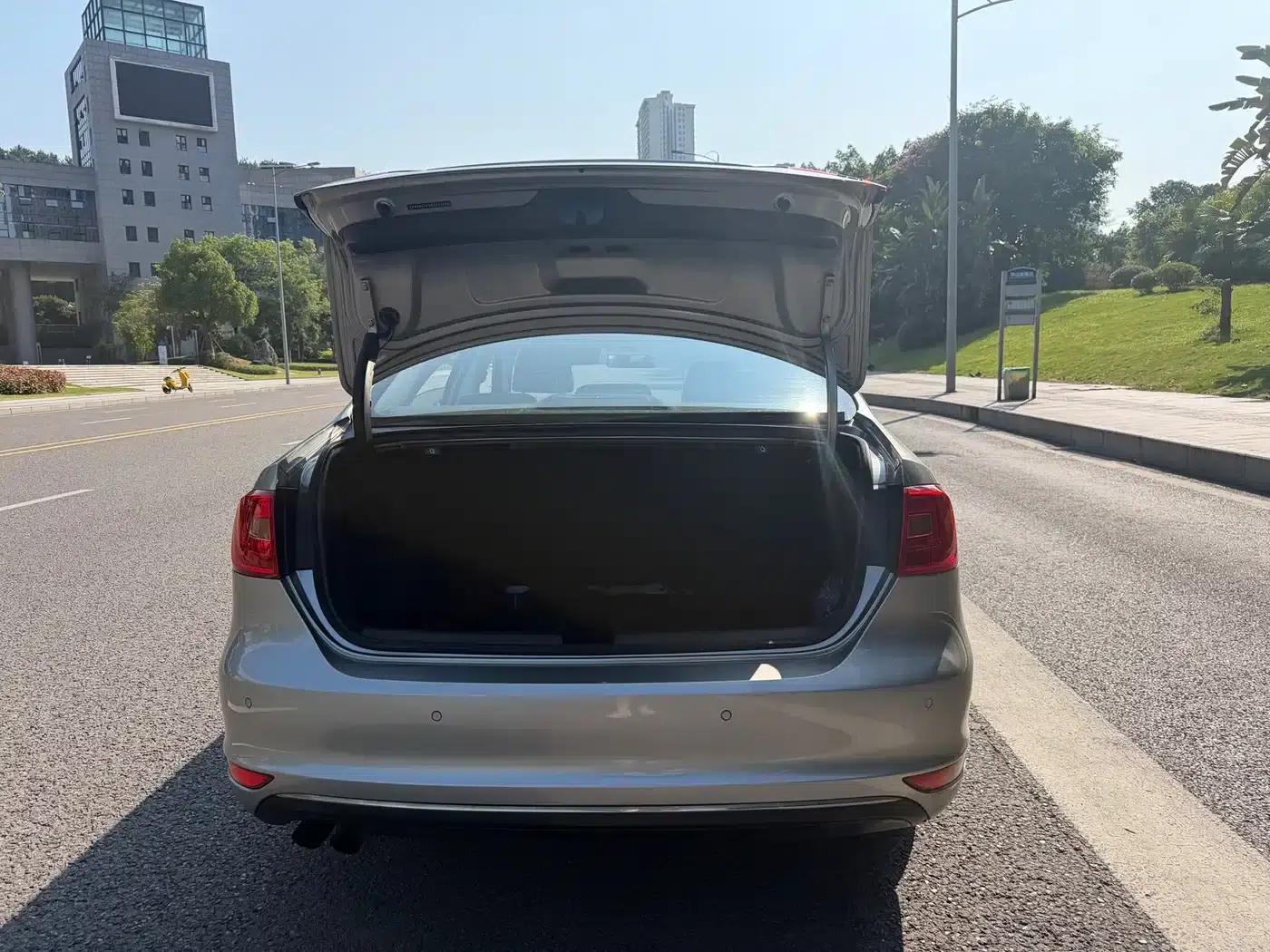 2014 Volkswagen Sagitar 1.4TSI Automatic Luxury — миниатюра 11