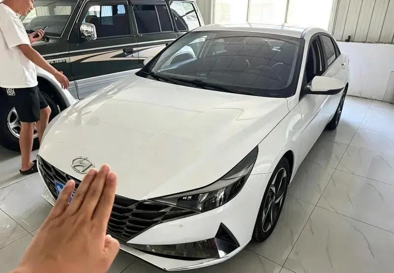 Hyundai Elantra 2022 1.5L CVT LUX Premium Edition — миниатюра 1