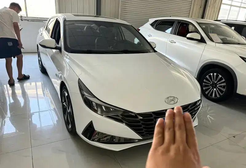 Hyundai Elantra 2022 1.5L CVT LUX Premium Edition — миниатюра 2