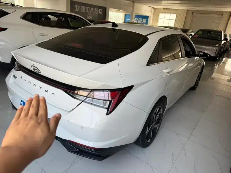 Hyundai Elantra 2022 1.5L CVT LUX Premium Edition — миниатюра 4