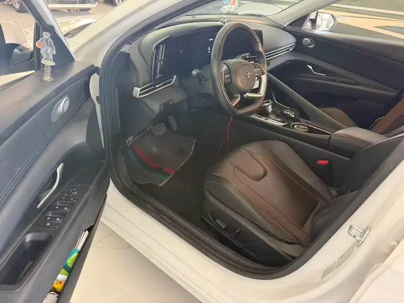 Hyundai Elantra 2022 1.5L CVT LUX Premium Edition — миниатюра 7