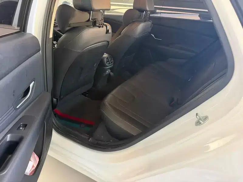 Hyundai Elantra 2022 1.5L CVT LUX Premium Edition — миниатюра 8