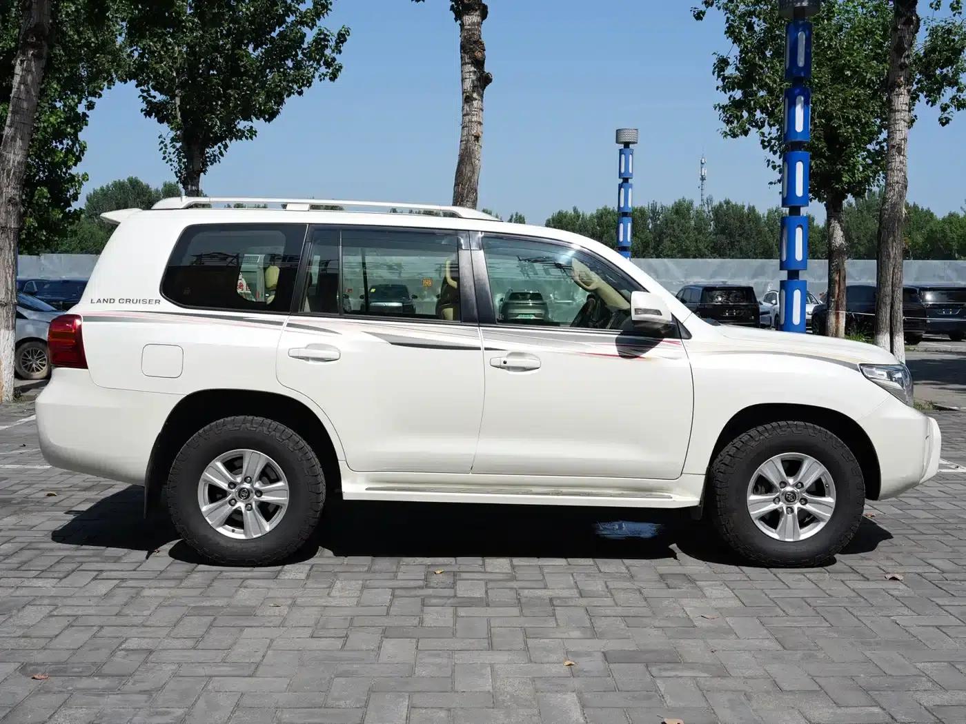 2015 Imported Land Cruiser 4.0L V6 Middle East Base Model — миниатюра 4