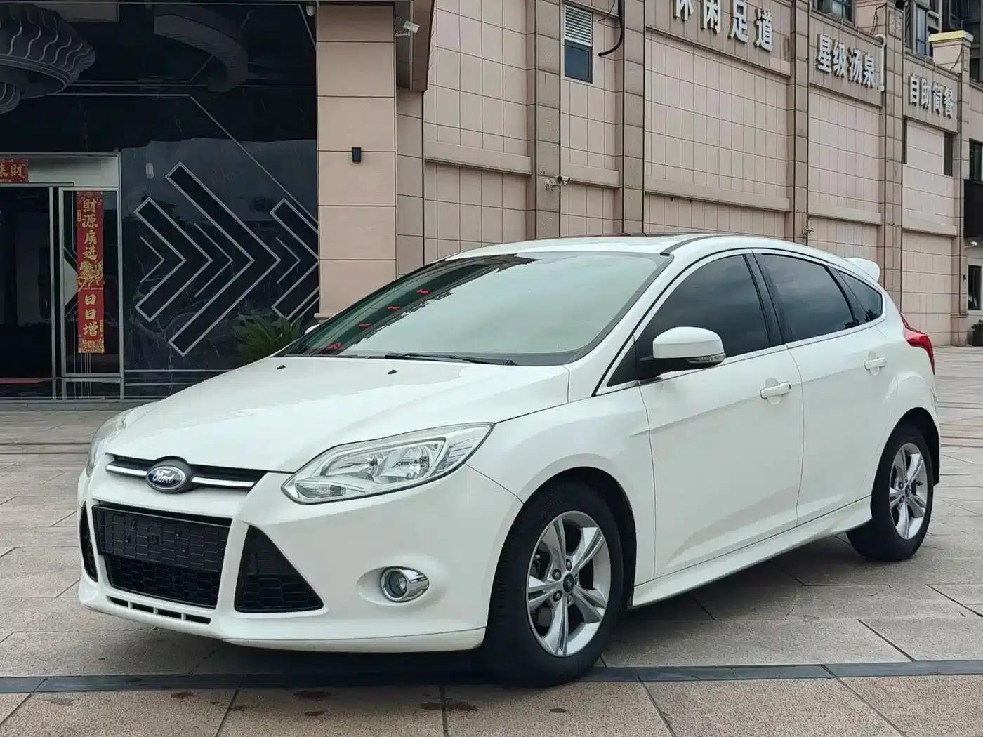 Ford Focus 2012 Hatchback 1.6L Automatic Fashion Edition — миниатюра 1