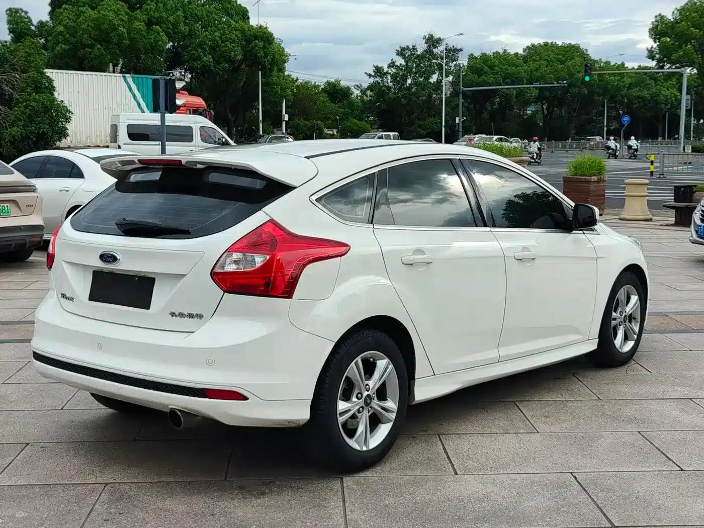Ford Focus 2012 Hatchback 1.6L Automatic Fashion Edition — миниатюра 4