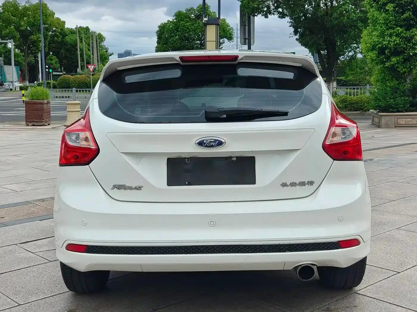 Ford Focus 2012 Hatchback 1.6L Automatic Fashion Edition — миниатюра 5