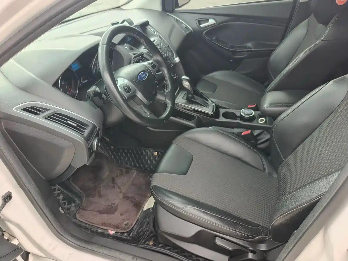 Ford Focus 2012 Hatchback 1.6L Automatic Fashion Edition — миниатюра 7