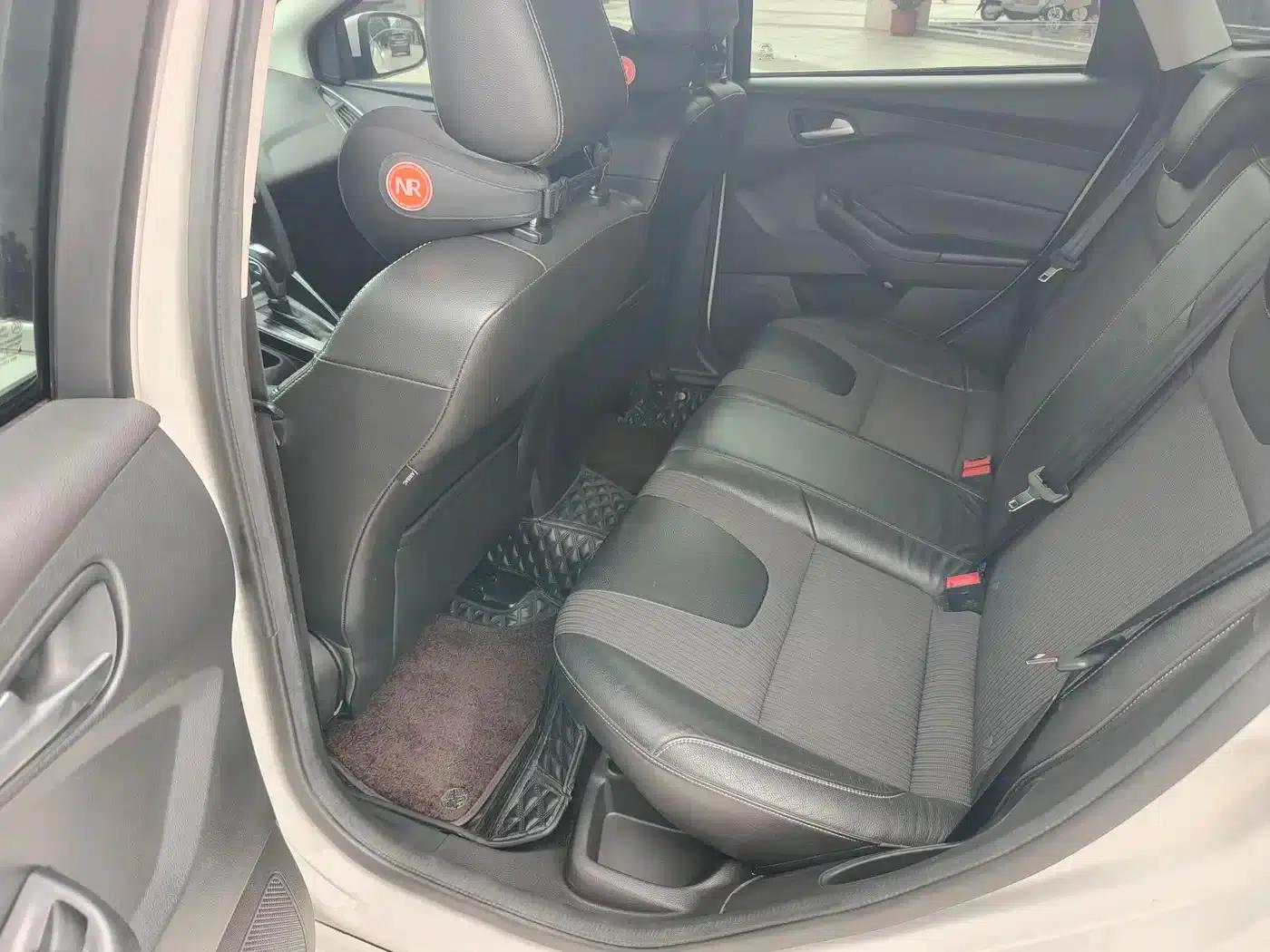 Ford Focus 2012 Hatchback 1.6L Automatic Fashion Edition — миниатюра 8