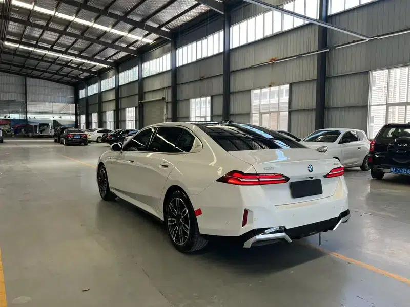 2025 BMW 5 Series 530Li Leading Edition M Sport Package — миниатюра 4