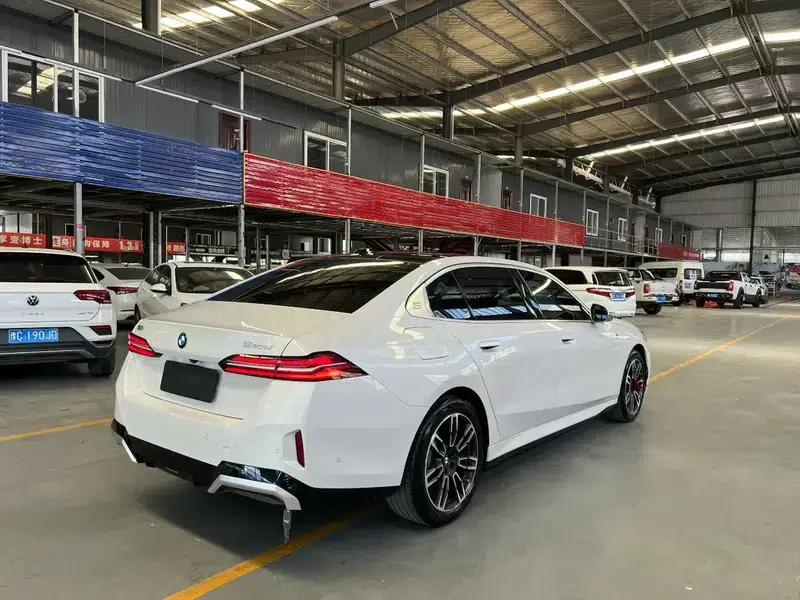 2025 BMW 5 Series 530Li Leading Edition M Sport Package — миниатюра 6