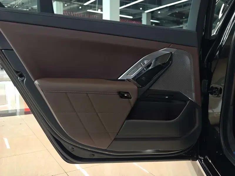 2023 BMW 7 Series 740Li Leading Edition M Sport Package — миниатюра 12