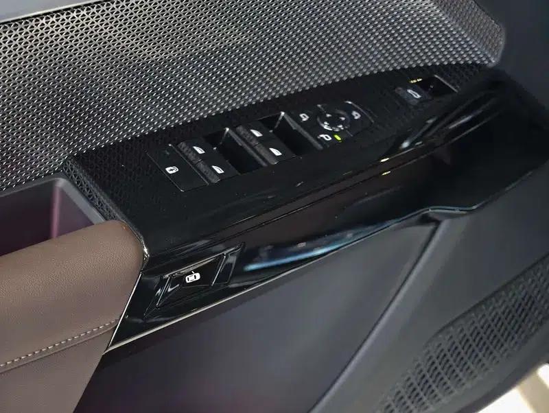 2023 BMW 7 Series 740Li Leading Edition M Sport Package — миниатюра 16