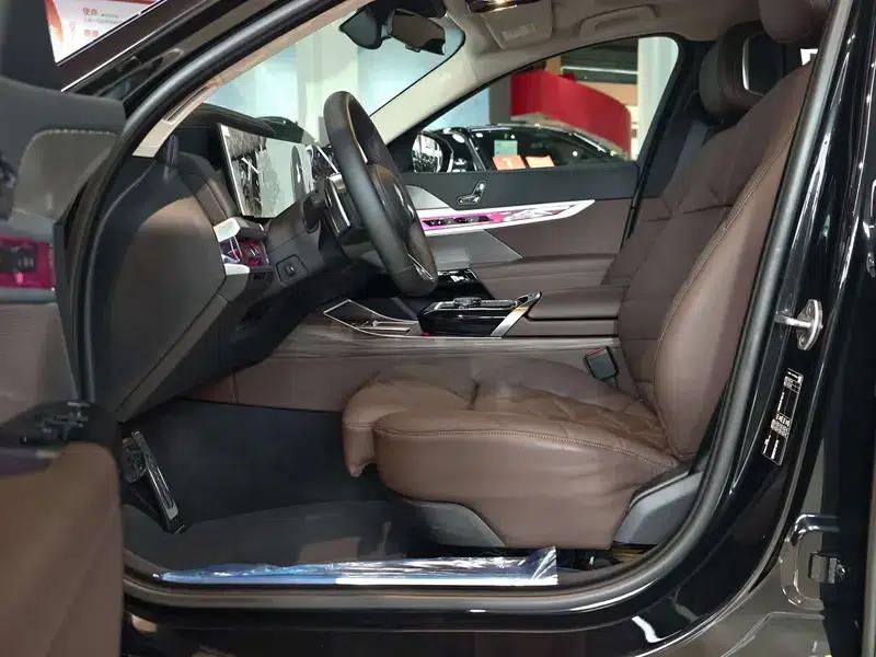 2023 BMW 7 Series 740Li Leading Edition M Sport Package — миниатюра 24