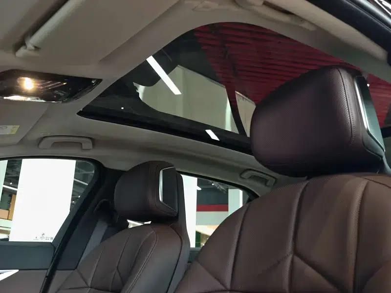 2023 BMW 7 Series 740Li Leading Edition M Sport Package — миниатюра 26