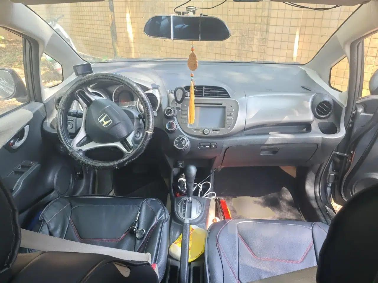 Honda Fit 2011 1.3L automatic comfort version — миниатюра 9