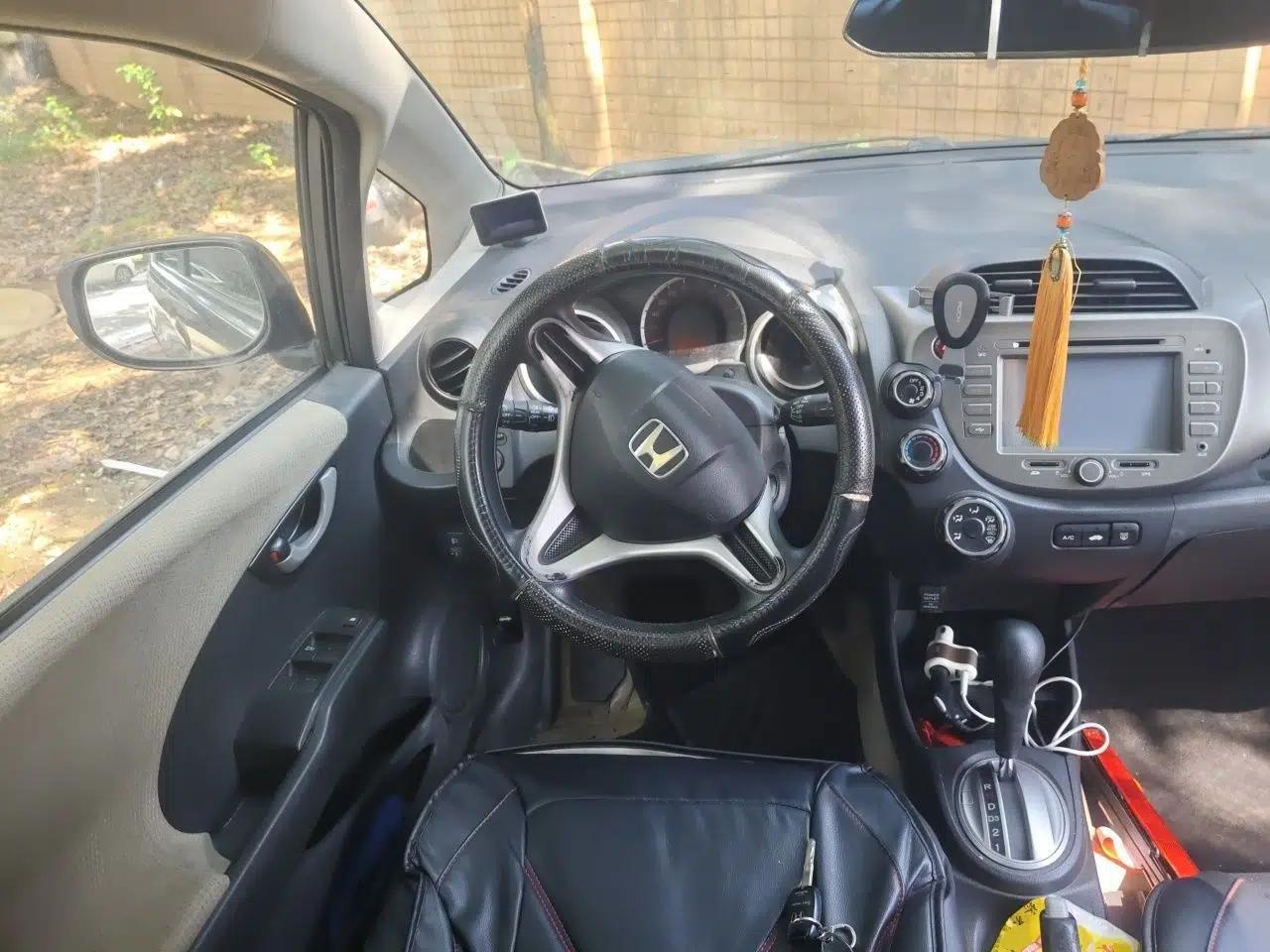 Honda Fit 2011 1.3L automatic comfort version — миниатюра 10
