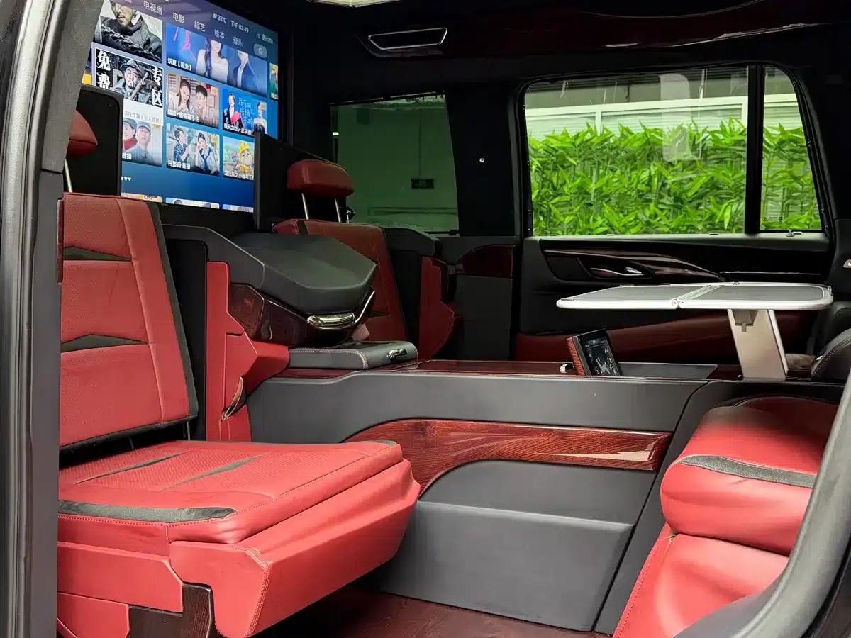 2017 Cadillac Escalade 6.2L ESV Platinum Edition Extended Wheelbase — миниатюра 3