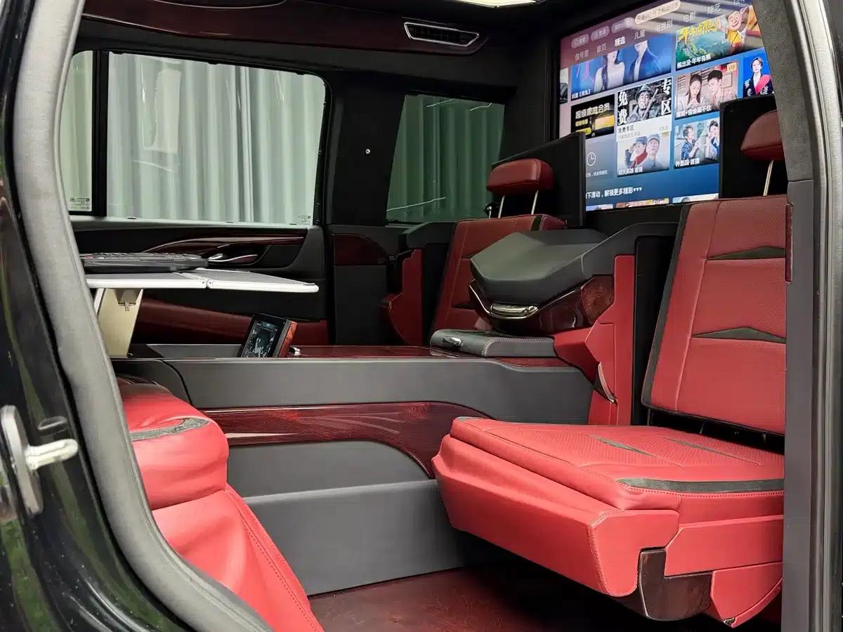 2017 Cadillac Escalade 6.2L ESV Platinum Edition Extended Wheelbase — миниатюра 4