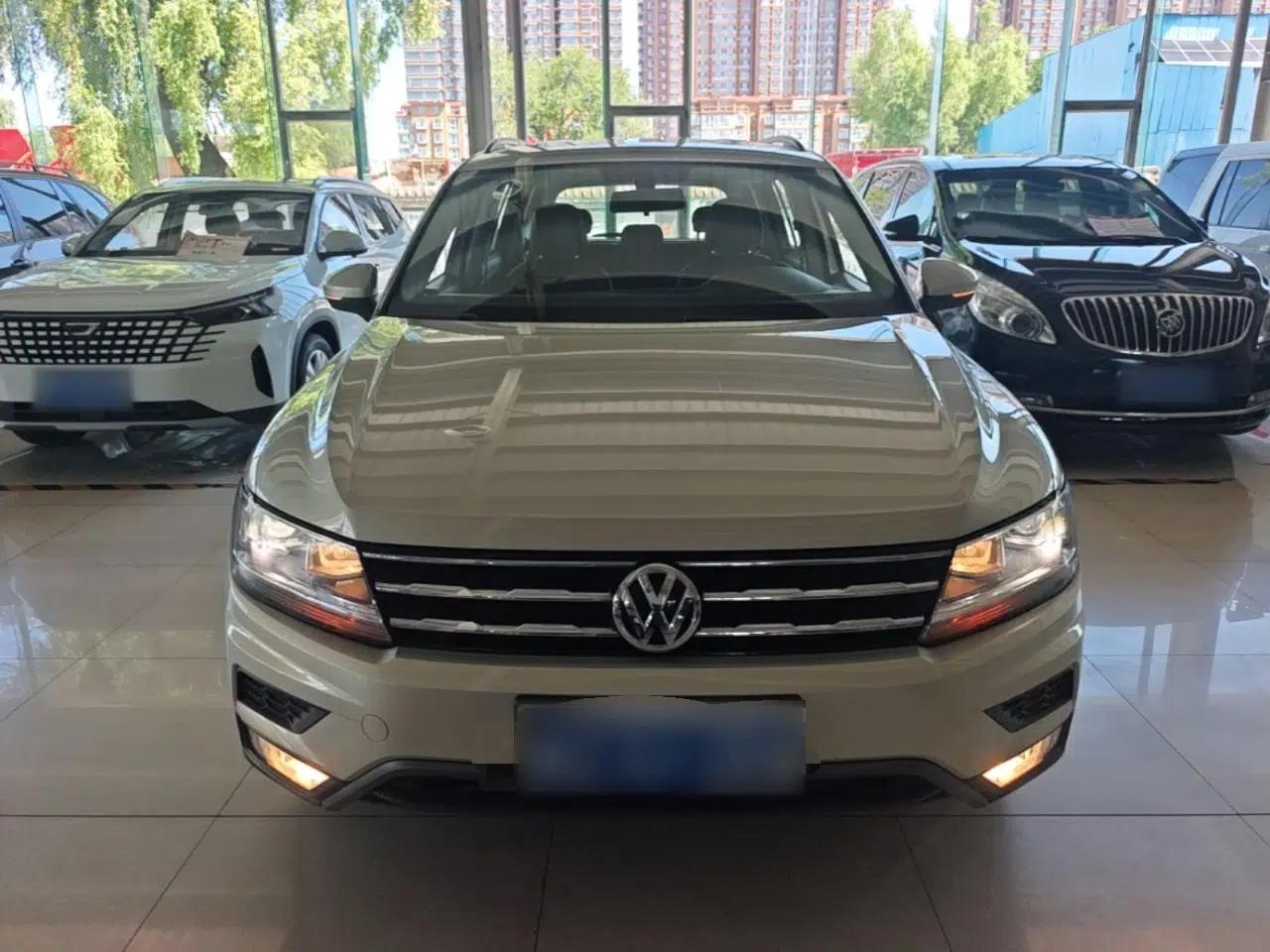 Volkswagen Tiguan L 2017 330TSI Automatic Two-Wheel Drive Luxury Edition — миниатюра 2