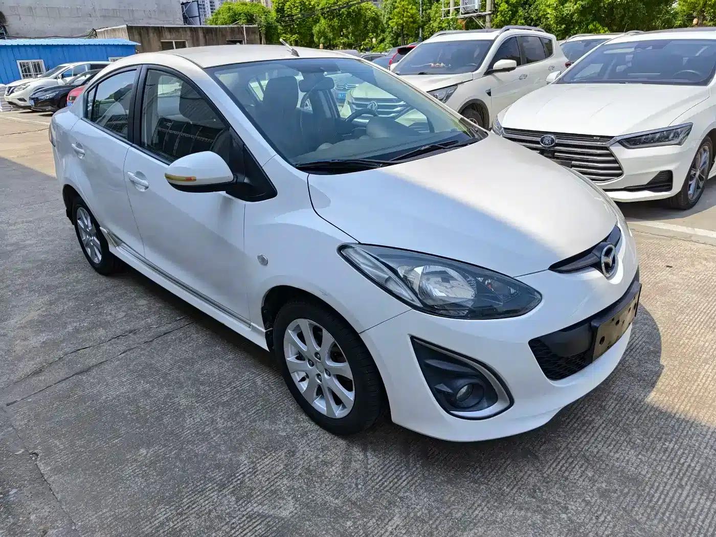 Mazda2 2012 Sedan Dynamic 1.5L Automatic Fashion Edition — миниатюра 3