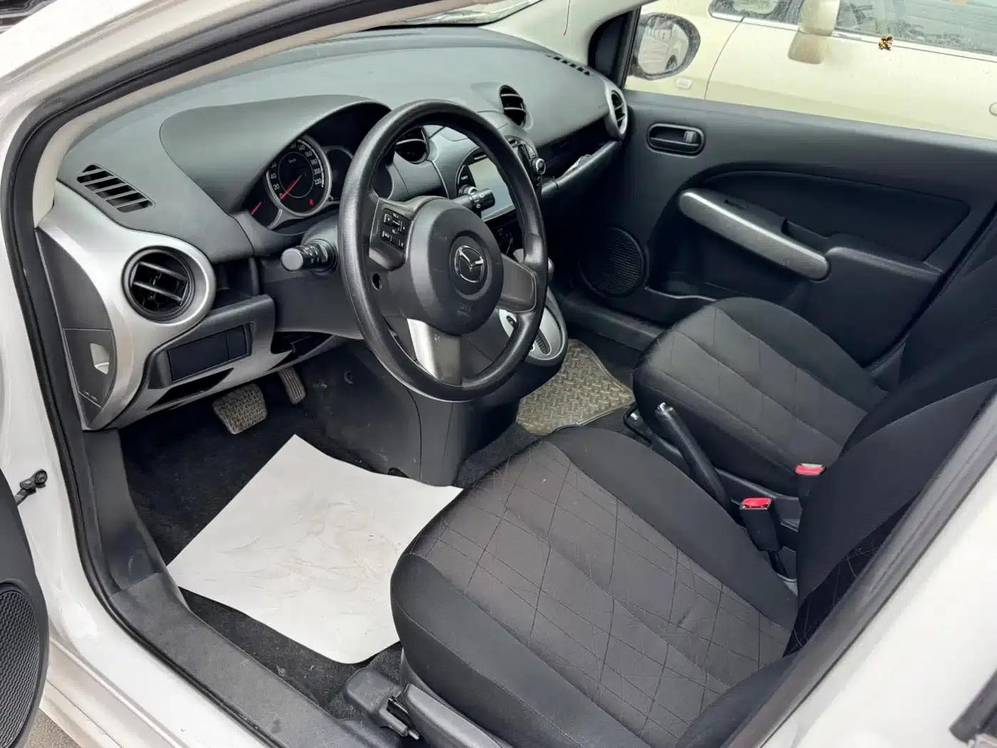 Mazda2 2012 Hatchback Dynamic 1.5L Automatic Value Edition — миниатюра 4