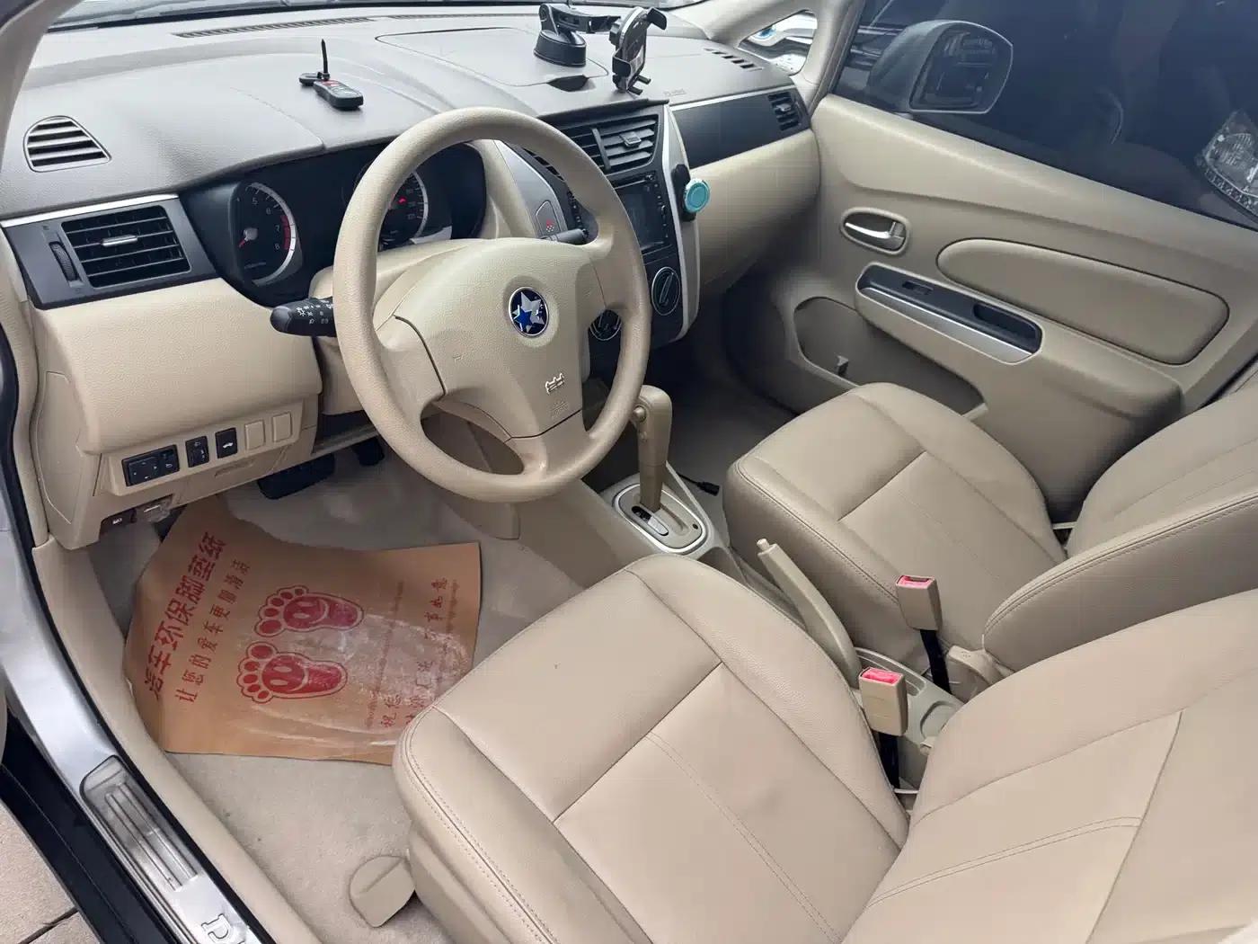 Venucia D50 2013 1.6L Automatic Deluxe Edition — миниатюра 4
