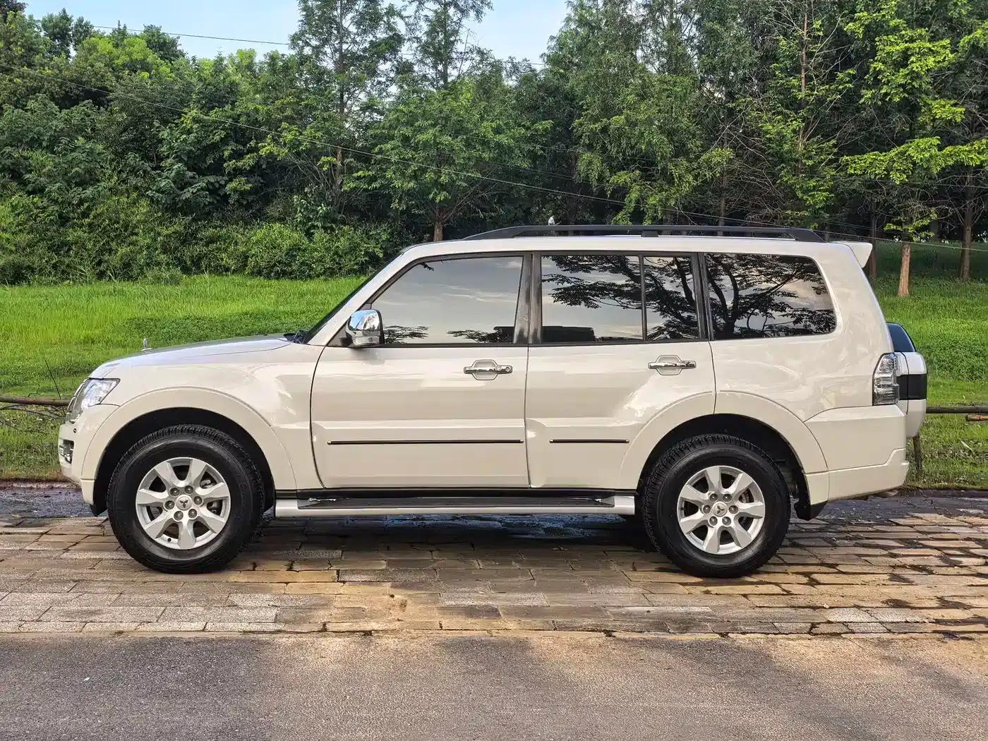 2020 Pajero Imported 3.0L Automatic Premium Off-Road Edition — миниатюра 2