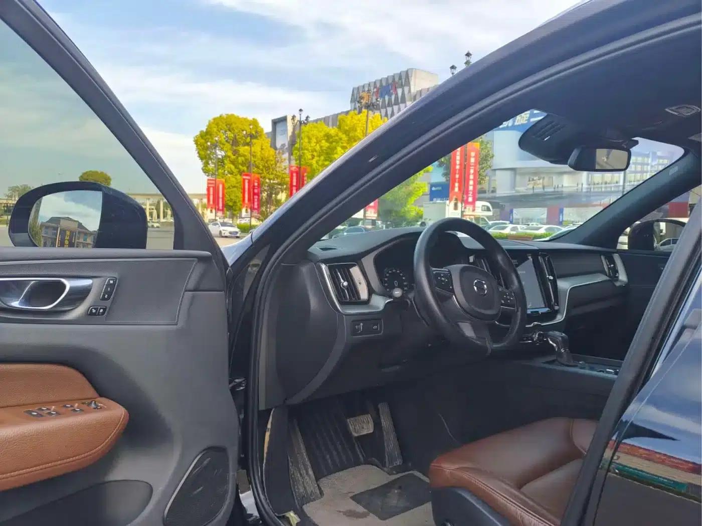 2021 Volvo XC60 T5 AWD Inscription Luxury Edition — миниатюра 6