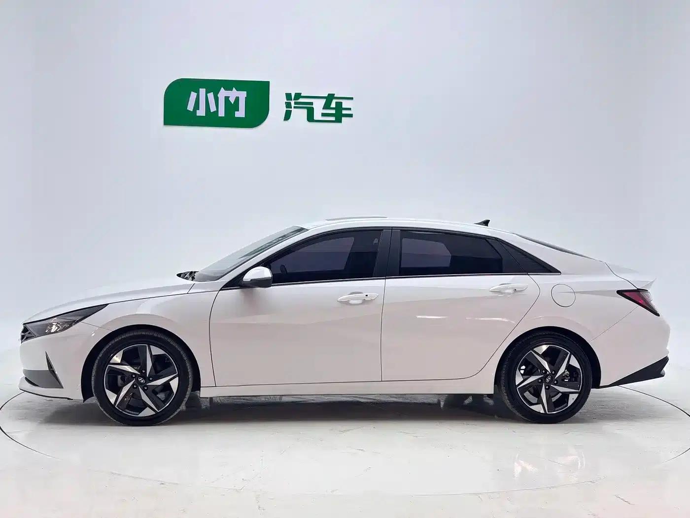 Hyundai Elantra 2022 1.5L CVT LUX Premium Edition — миниатюра 19