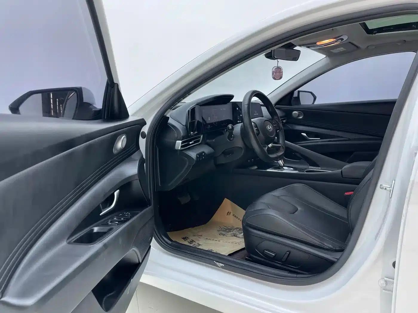 Hyundai Elantra 2022 1.5L CVT LUX Premium Edition — миниатюра 29