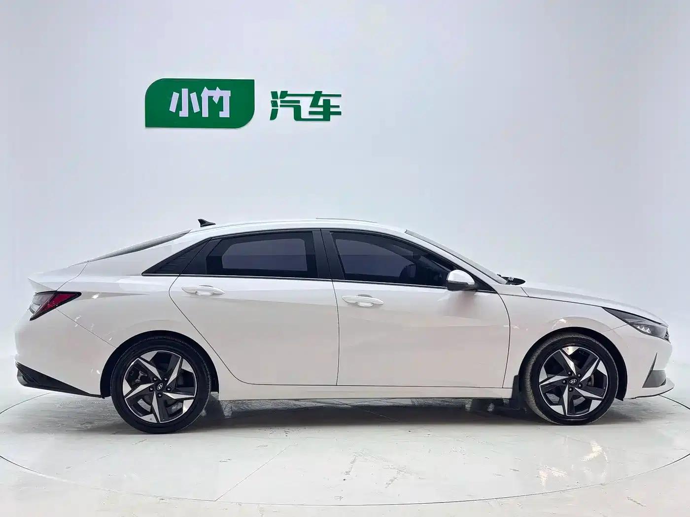 Hyundai Elantra 2022 1.5L CVT LUX Premium Edition — миниатюра 5