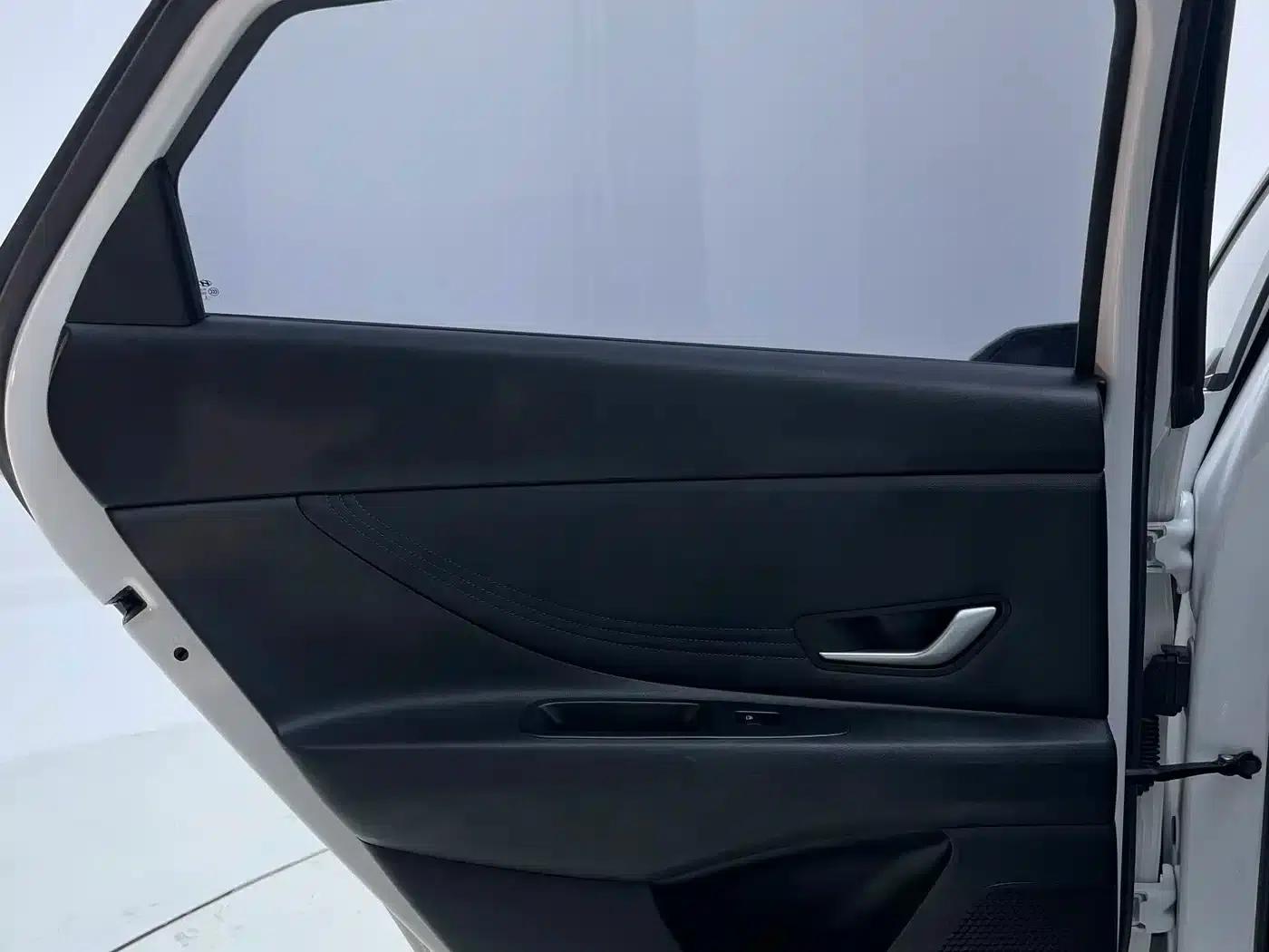 Hyundai Elantra 2022 1.5L CVT LUX Premium Edition — миниатюра 9