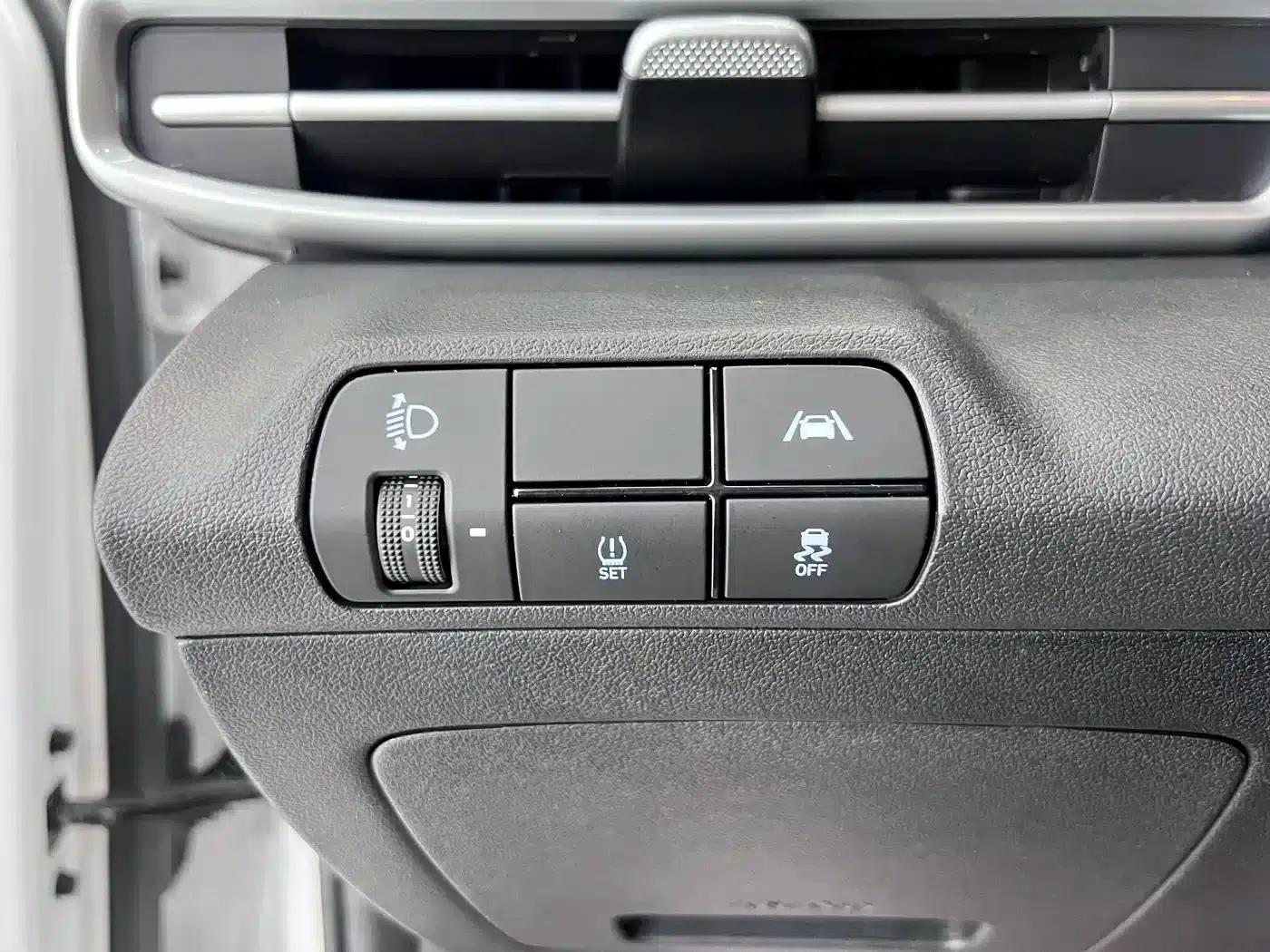 Hyundai Elantra 2022 1.5L CVT LUX Premium Edition — миниатюра 15