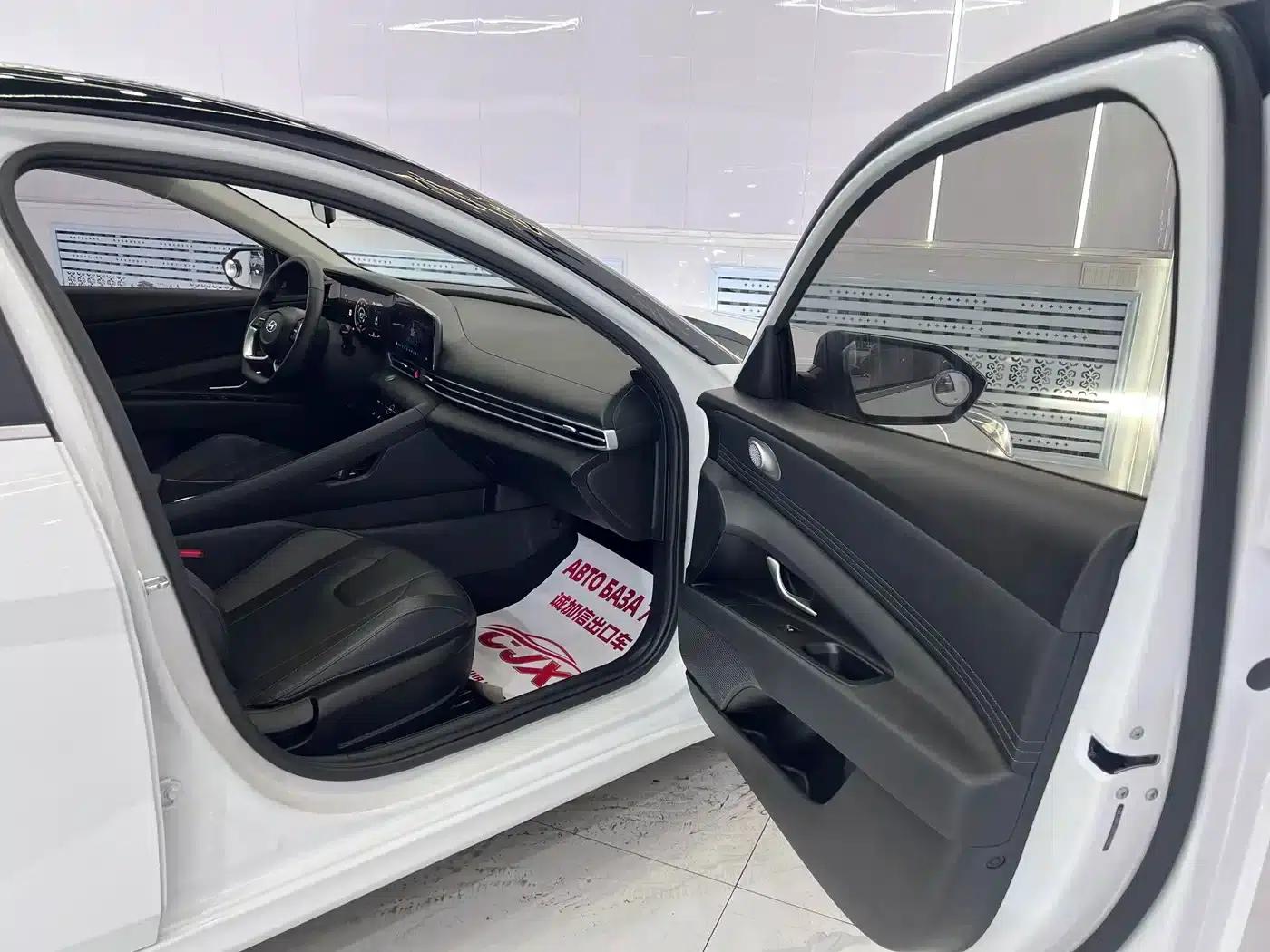 Hyundai Elantra 2022 1.5L CVT LUX Premium Edition — миниатюра 18