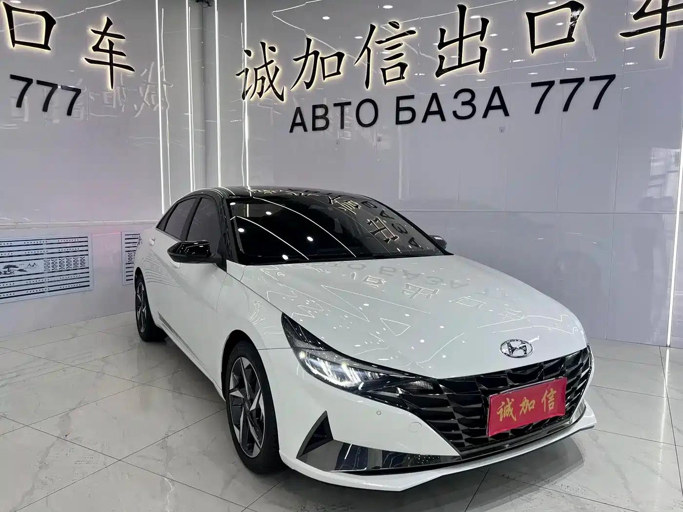 Hyundai Elantra 2022 1.5L CVT LUX Premium Edition — миниатюра 3