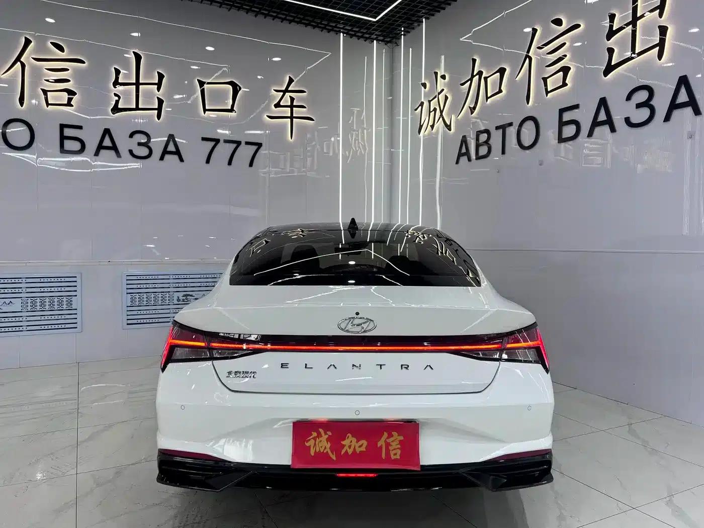 Hyundai Elantra 2022 1.5L CVT LUX Premium Edition — миниатюра 5